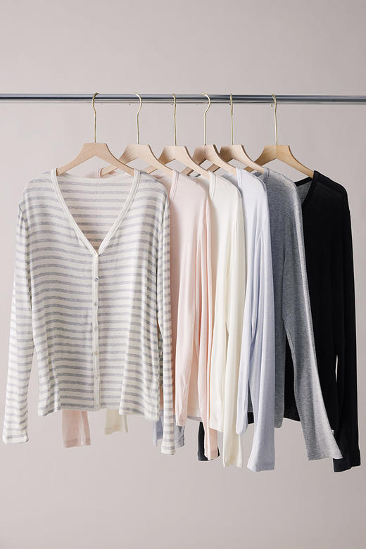 【多妈团购  零感开衫9786】开春必备，太温柔了~6.3%绵羊毛+3%桑蚕丝，软软糯糯，好舒服，自然垂感，显瘦百搭，和春天绝配-连横 商品图11