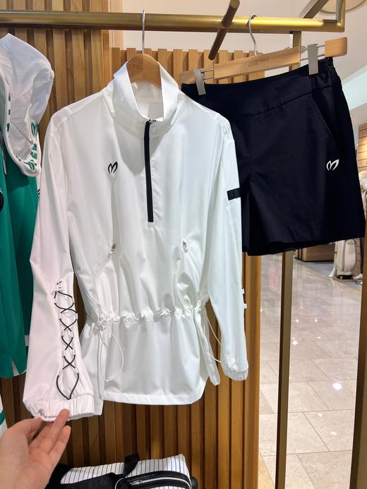 兔耳朵🐰家新款女士防风外套来了！高品质❗🌟这款轻薄防水防风外套是真的太戳我了，问就是贼爱！设计太有腔调了，处处都是细节，半高领拉链一拉到顶，内里抽绳可还可以收腰穿，版型精致干练，后背印花拉链拼接! 商品图1