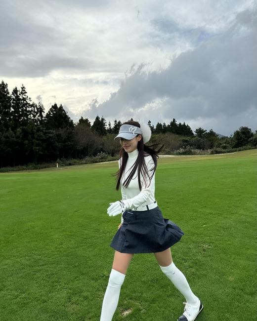 兔耳朵🐰家新款女士韩版磨毛立领外穿打底衣来了！体感超乎想象的舒服！黄油般柔软触感以及身随形动的贴肤感，裸感体验！市面上打底衣比比皆是，但🐰家绝对是行业的“top”“领跑者”。 商品图5