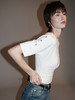 TR她热 街角邂逅 白色棉感露肩可调节复古设计感褶皱斜肩一字肩T恤上衣 商品缩略图1