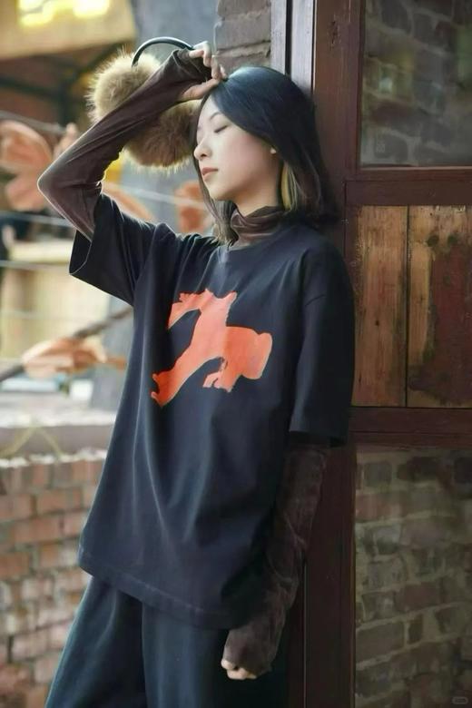 【高品质私服】【JN童趣生肖小马黑色T恤】遮肉显瘦肩线下移，完美遮住拜拜肉G1650-CC【无标出货 介意慎拍】 商品图2