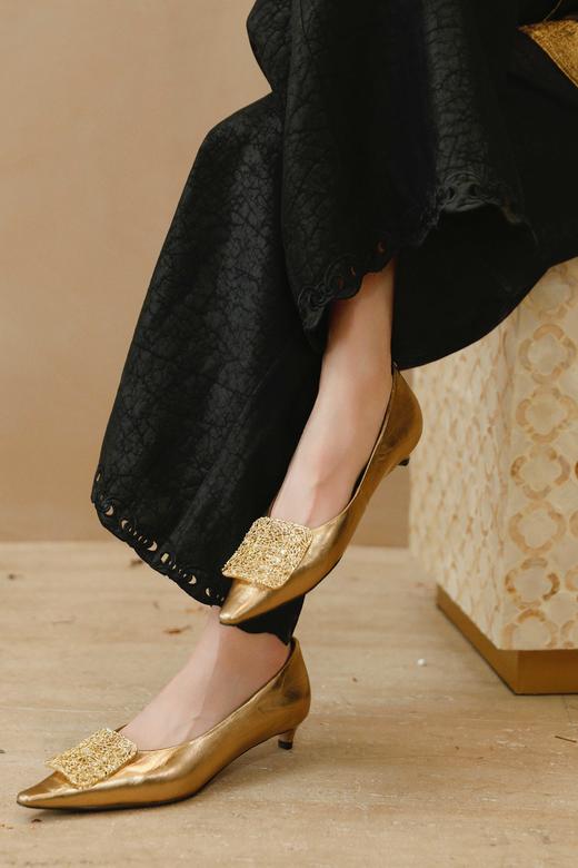 优雅时髦国风小尖头猫跟鞋 双色牛皮鞋面；里垫 羊皮柔软舒服不磨脚 复古气质摩登，3cm跟高上脚软糯久走不累👍 简约金属方扣低调显贵，越看越有品味！ 商品图8
