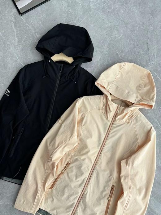 F0304105女款连帽软壳防风防泼水万针刺绣内弧拼接收腰设计冲锋衣 商品图1