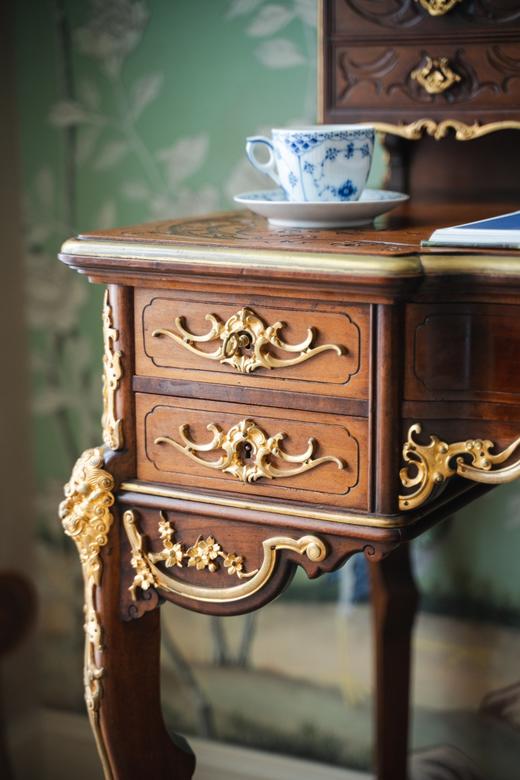 独角鹿西洋古董19世纪末法国家具名坊VIARDOT签名出品东方风格瑞兽主题铜鎏金精雕装饰卷叶纹硬木浮雕分层写字桌 商品图8