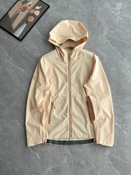 F0304105女款连帽软壳防风防泼水万针刺绣内弧拼接收腰设计冲锋衣 商品图3