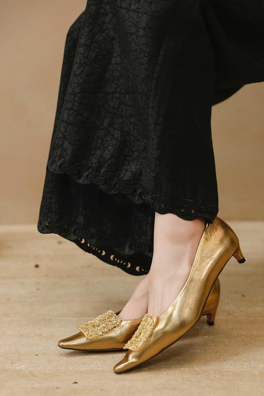 优雅时髦国风小尖头猫跟鞋 双色牛皮鞋面；里垫 羊皮柔软舒服不磨脚 复古气质摩登，3cm跟高上脚软糯久走不累👍 简约金属方扣低调显贵，越看越有品味！ 商品图10