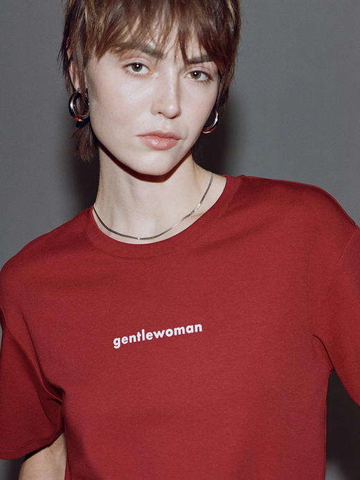 TR她热 雅痞女士 白色红色棉感植绒字母印花百搭基础款休闲T恤短袖 商品图2