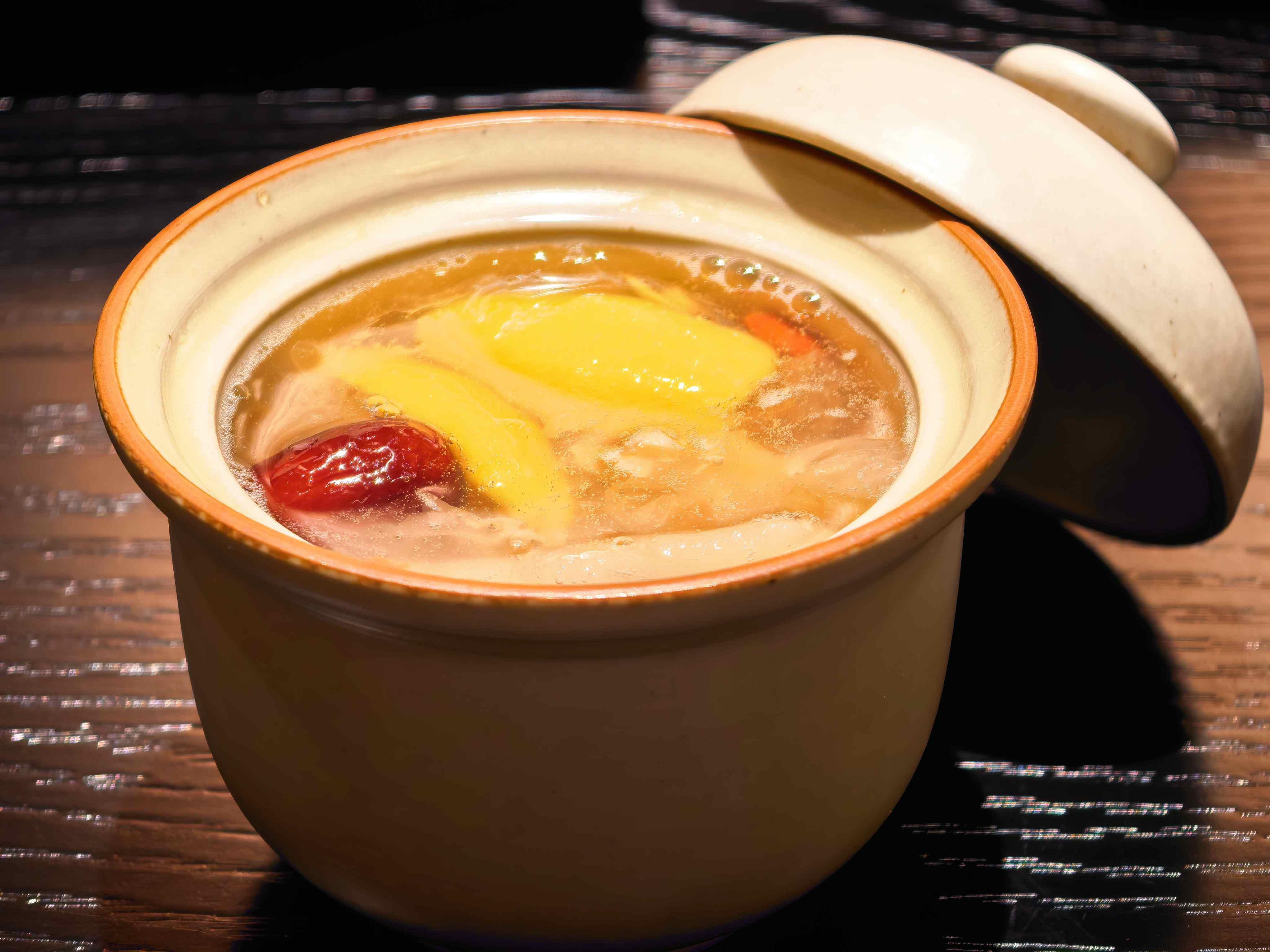 枇杷雪梨银耳炖桃胶