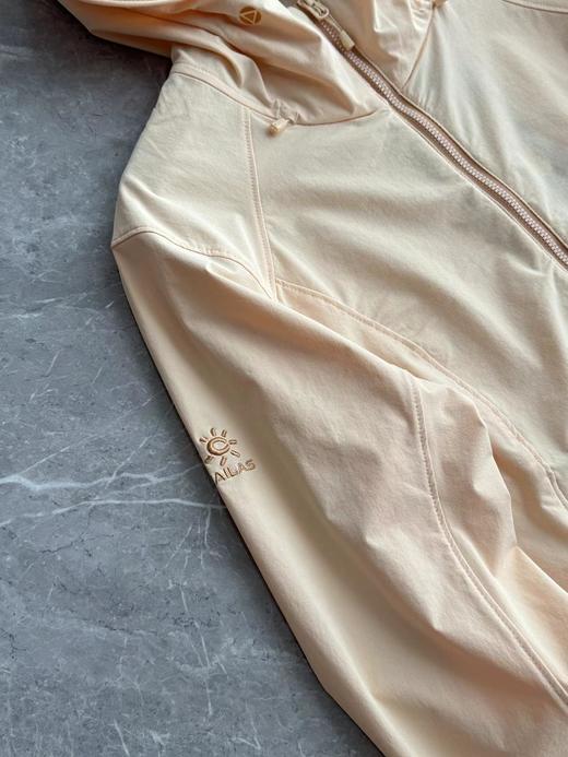 F0304105女款连帽软壳防风防泼水万针刺绣内弧拼接收腰设计冲锋衣 商品图5