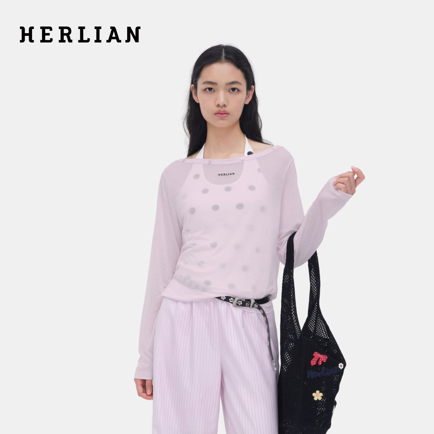 HERLIAN 2026年春夏新品纽扣装饰一字领百搭粉调透感女士长袖T恤