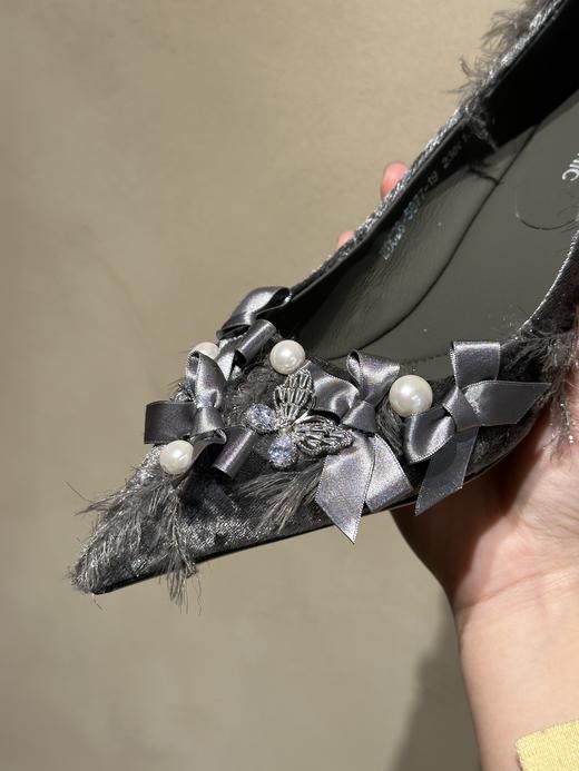 女神节温柔暴击✨丝绒蝴蝶高跟鞋！ 内里全羊皮超级软糯舒适！这双真的把梦幻浪漫甜美焊在脚上！ 软糯丝绒+精致蝴蝶结，自带细闪氛围感， 粉色温柔减龄，绿色高级显白，闭眼入都不踩雷！ 商品图7