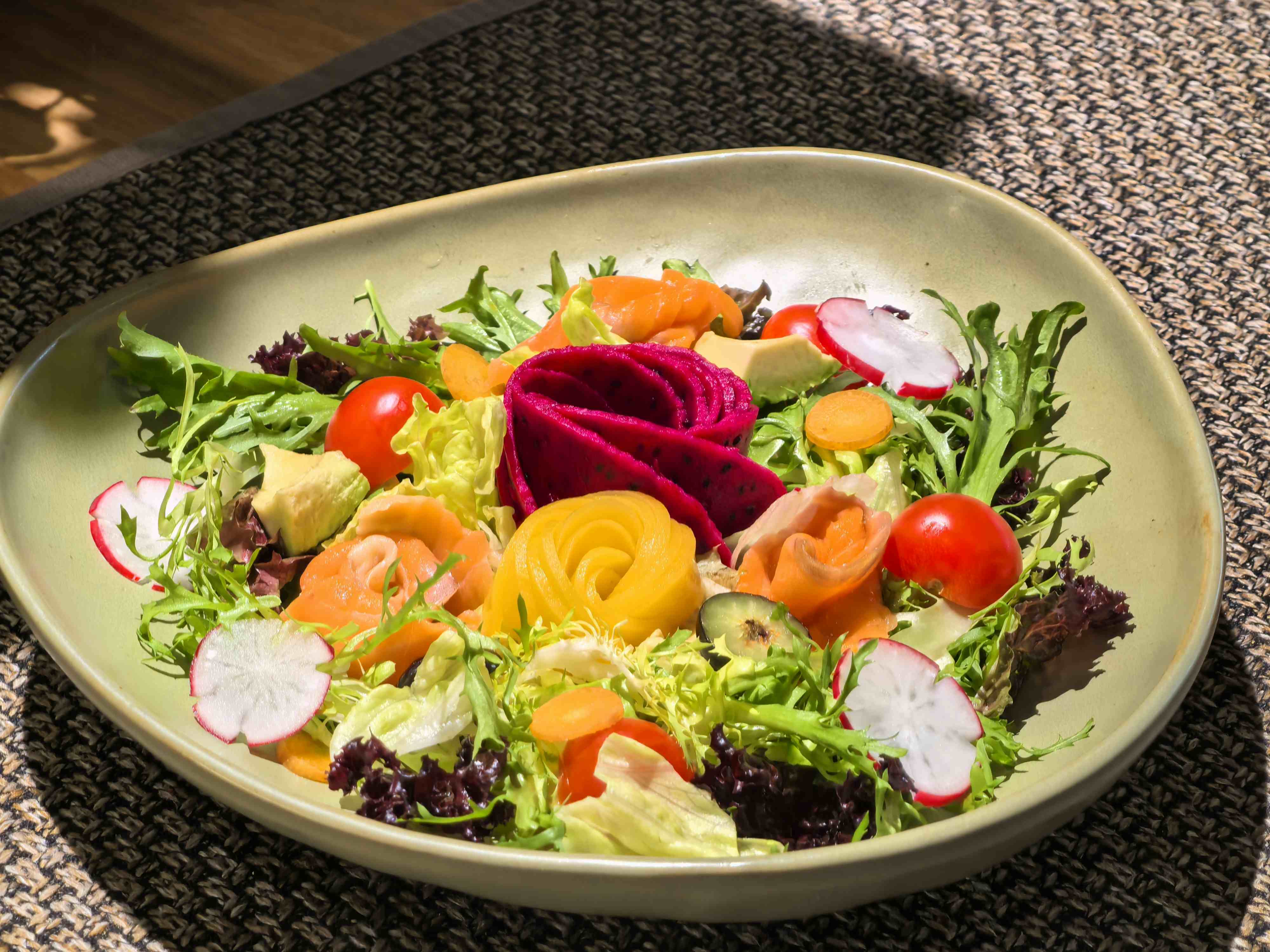 烟熏三文鱼蔬果沙拉（配料：烟熏三文鱼，蔬菜，水果）