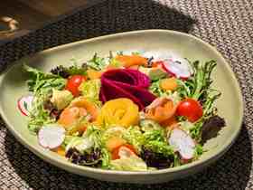 烟熏三文鱼蔬果沙拉（配料：烟熏三文鱼，蔬菜，水果）