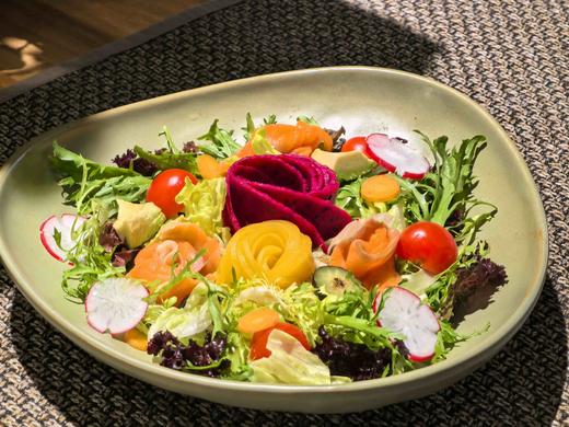 烟熏三文鱼蔬果沙拉（配料：烟熏三文鱼，蔬菜，水果） 商品图0