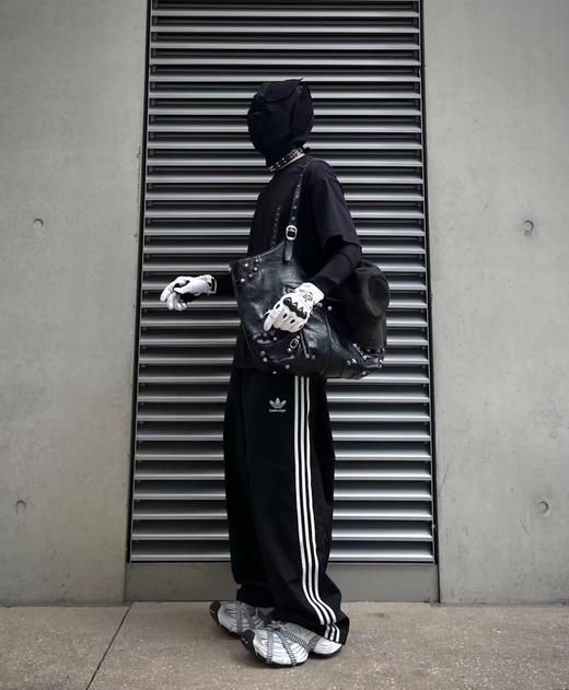 F030425舒适百搭日常通勤尼龙抽绳收腰设计绣花双插带运动长裤 商品图3
