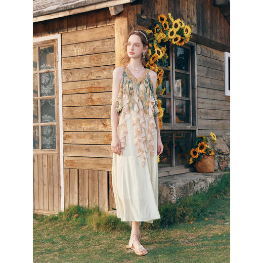 两三事 甜月亮 2026春季新款度假风荷叶边飘带两穿露肩印花连衣裙 商品图3