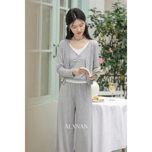 鹿向南「轻歌曼舞」灰色垂坠感休闲裤女春季新款显瘦阔腿宽松长裤 商品图0