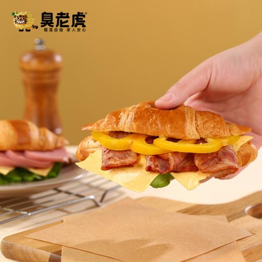 【美味早餐丨臭老虎黄油牛角包260g*2箱装】采用传统法式工艺开酥制作，层次分明，内里柔软湿润，柔韧十足，复烤后外皮金黄酥脆，独立分装，携带方便，当下午茶和早餐都很不错 商品图2