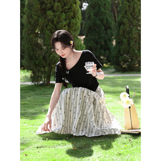 鹿向南「温柔蝶序」黑色斜肩领显瘦短袖T恤女夏季不规则小众上衣 商品图2