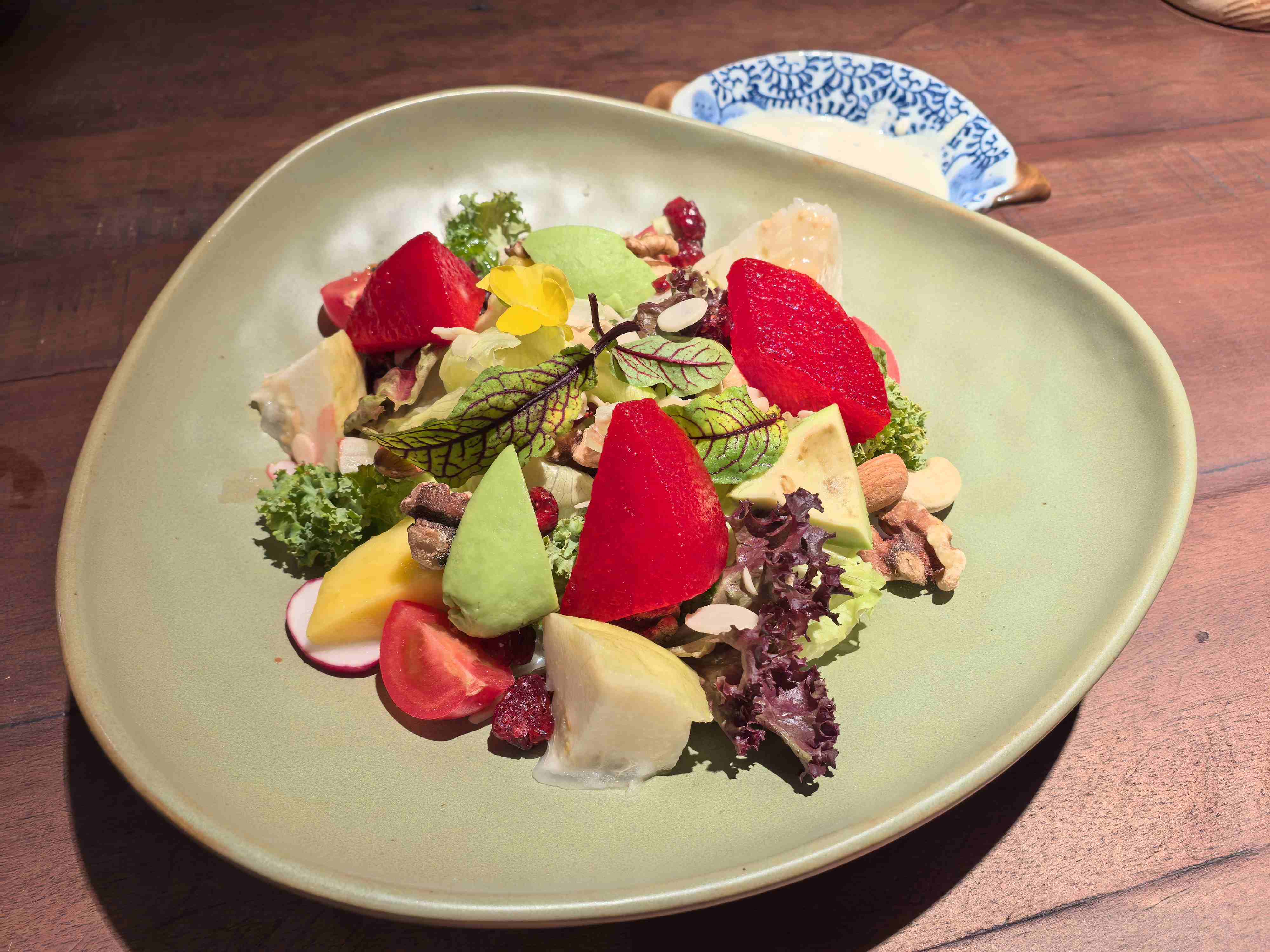 风情坚果蔬菜沙拉（配料：坚果，蔬菜，水果）