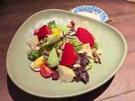 风情坚果蔬菜沙拉（配料：坚果，蔬菜，水果）