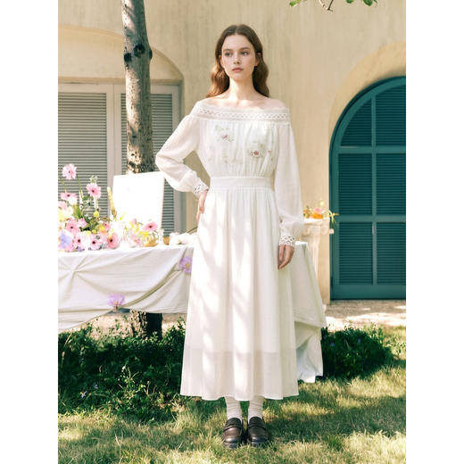 两三事梵高文艺冷萃茉莉2026春新款蕾丝拼接一字肩珠片刺绣连衣裙 商品图1