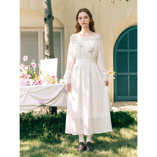 两三事梵高文艺冷萃茉莉2026春新款蕾丝拼接一字肩珠片刺绣连衣裙 商品图3