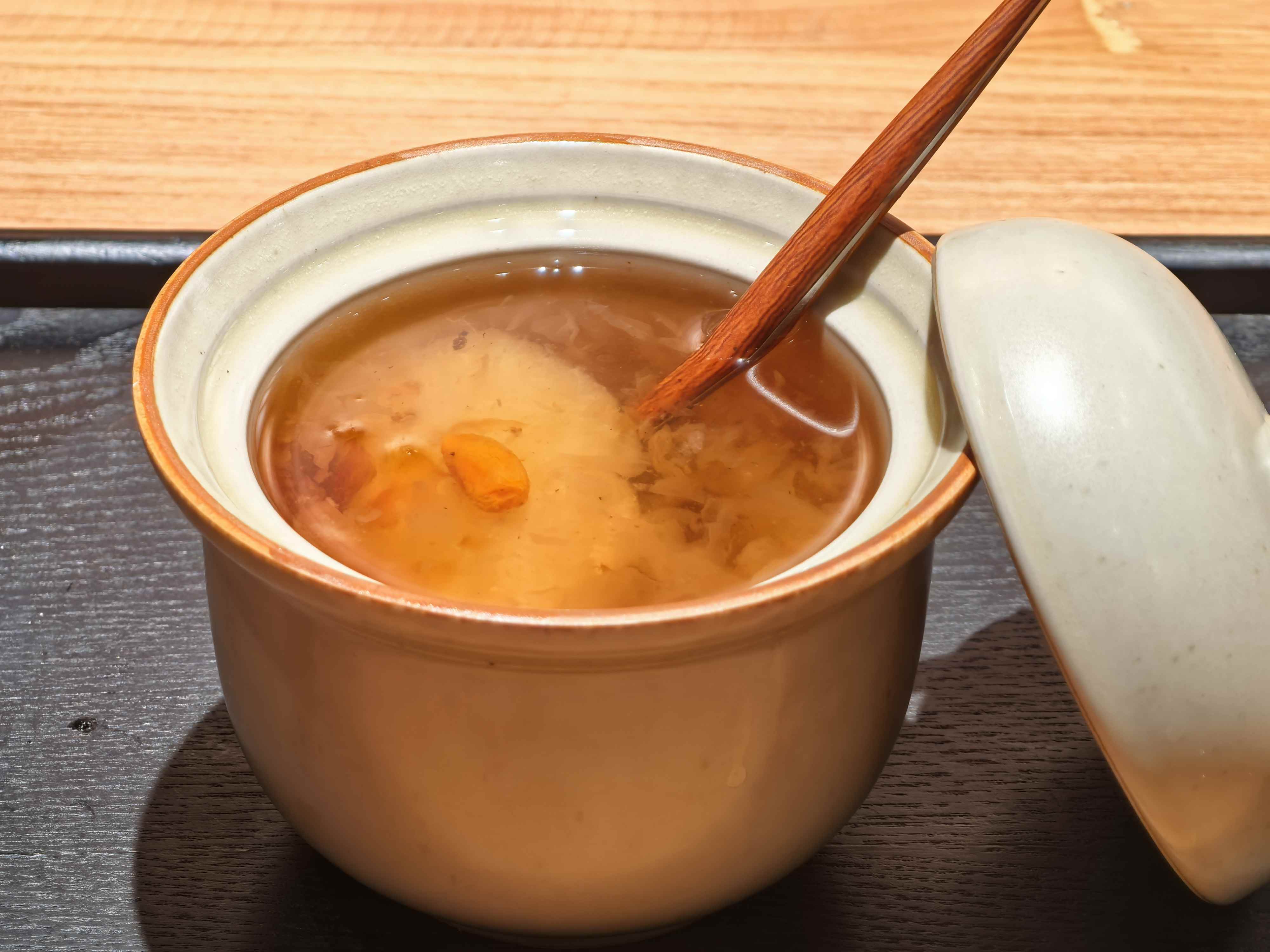 雪梨银耳炖桃胶