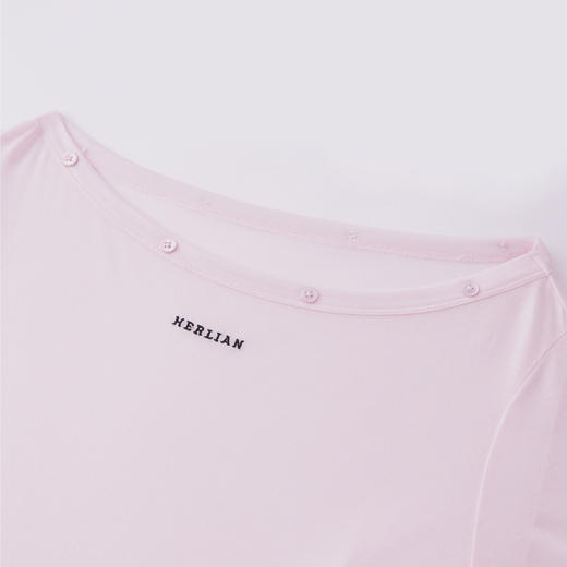 HERLIAN 2026年春夏新品纽扣装饰一字领百搭粉调透感女士长袖T恤 商品图3