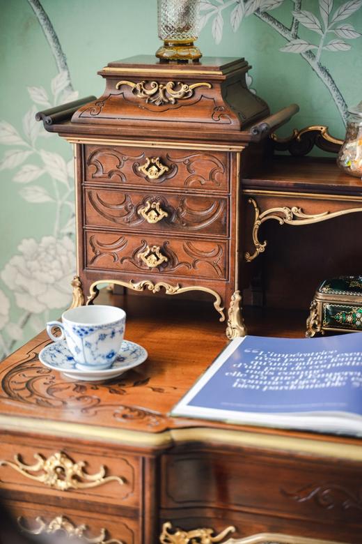 独角鹿西洋古董19世纪末法国家具名坊VIARDOT签名出品东方风格瑞兽主题铜鎏金精雕装饰卷叶纹硬木浮雕分层写字桌 商品图5
