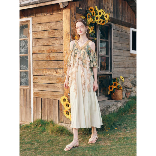 两三事 甜月亮 2026春季新款度假风荷叶边飘带两穿露肩印花连衣裙 商品图1