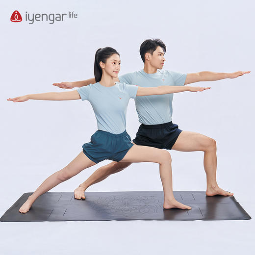 艾扬格 life C3056瑜伽船式男装T恤短袖 柔软舒爽面料 原创手绘设计 Paripuna Navasana船式的"V"形平衡,淬炼身体 商品图5