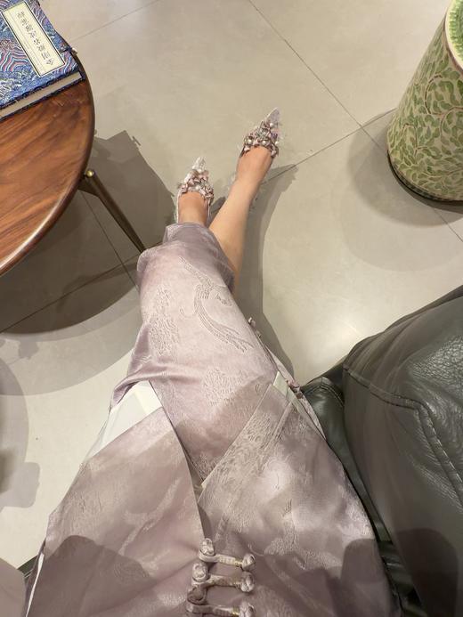 女神节温柔暴击✨丝绒蝴蝶高跟鞋！ 内里全羊皮超级软糯舒适！这双真的把梦幻浪漫甜美焊在脚上！ 软糯丝绒+精致蝴蝶结，自带细闪氛围感， 粉色温柔减龄，绿色高级显白，闭眼入都不踩雷！ 商品图9