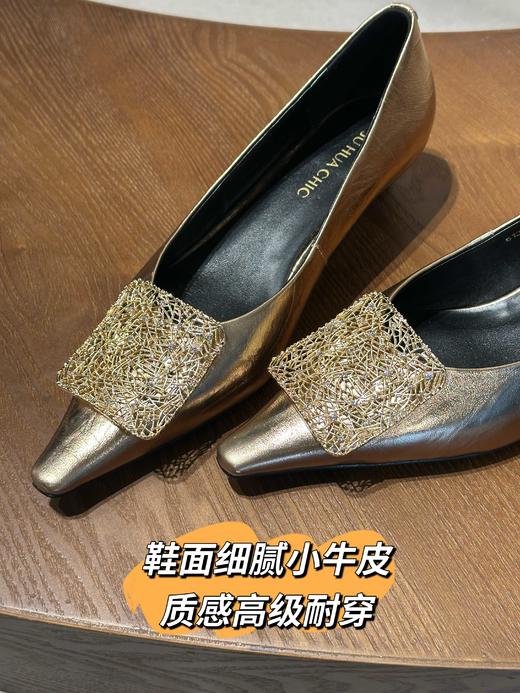 优雅时髦国风小尖头猫跟鞋 双色牛皮鞋面；里垫 羊皮柔软舒服不磨脚 复古气质摩登，3cm跟高上脚软糯久走不累👍 简约金属方扣低调显贵，越看越有品味！ 商品图1