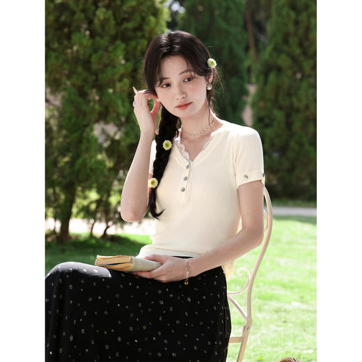 鹿向南「浅叙柔夏」纽扣V领针织短袖t恤夏季新款减龄修身上衣女 商品图3