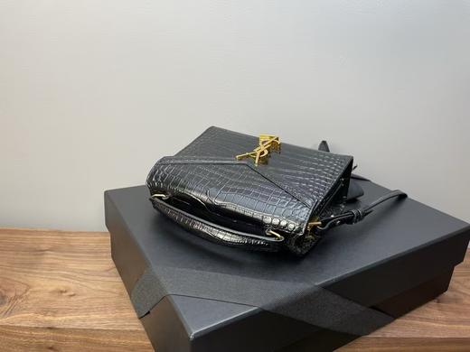 圣罗兰 CASSANDRA 20/24cm 鳄鱼纹 手提包 邮差包 信封包（CO） 商品图6