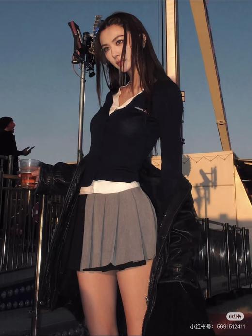 一店d 来喽来喽❗法国设计师品牌𝐚𝐧𝐧 𝐚𝐧𝐝𝐞𝐥𝐦𝐚𝐧假两件薄款针织衫！！《唐公奇案》中的白鹿同款
全网爆火！！朱主爱也在穿啊，这件针织衫重塑摩登性感张力，上身巨巨巨显身材 商品图5