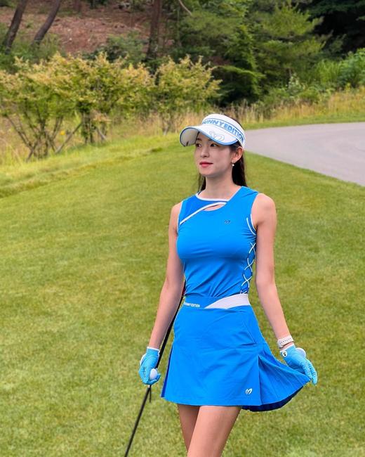 兔耳朵🐰家春夏新款女士无袖上衣来了！🇰🇷原单❗️两个颜色都好好看呀！短版运动活力十足，弹力面料舒适透气，侧边弹力穿绳设计别致新颖，无论是单穿叠穿还是搭配短裙都能轻松穿出时髦感! 商品图9