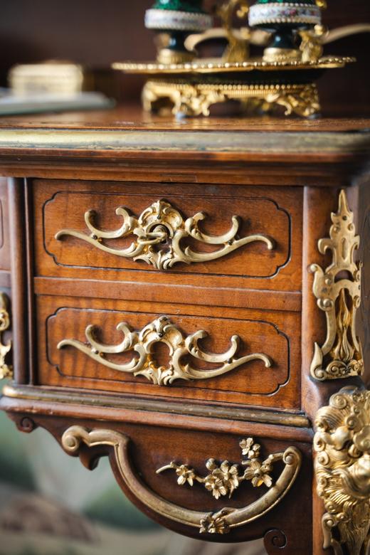 独角鹿西洋古董19世纪末法国家具名坊VIARDOT签名出品东方风格瑞兽主题铜鎏金精雕装饰卷叶纹硬木浮雕分层写字桌 商品图7