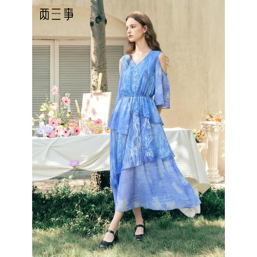 两三事 栀花清梦 2026春季新款温柔风露肩印花绑带连衣裙飘逸长裙 商品图0