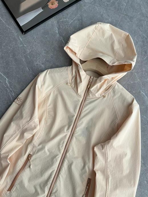 F0304105女款连帽软壳防风防泼水万针刺绣内弧拼接收腰设计冲锋衣 商品图4