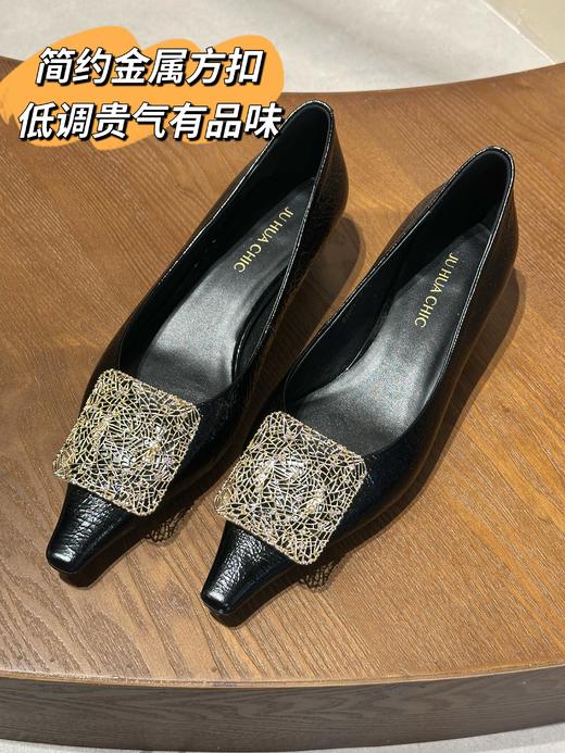 优雅时髦国风小尖头猫跟鞋 双色牛皮鞋面；里垫 羊皮柔软舒服不磨脚 复古气质摩登，3cm跟高上脚软糯久走不累👍 简约金属方扣低调显贵，越看越有品味！ 商品图2