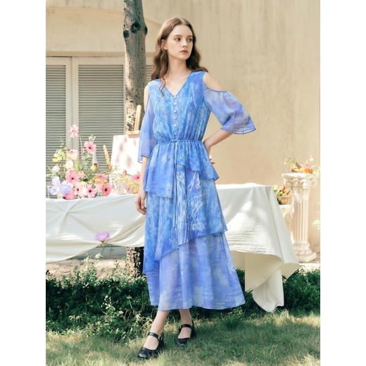 两三事 栀花清梦 2026春季新款温柔风露肩印花绑带连衣裙飘逸长裙 商品图3