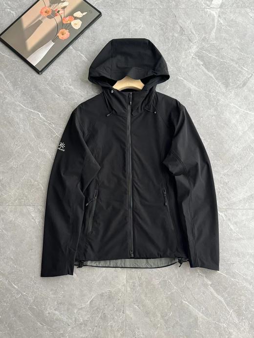 F0304105女款连帽软壳防风防泼水万针刺绣内弧拼接收腰设计冲锋衣 商品图7