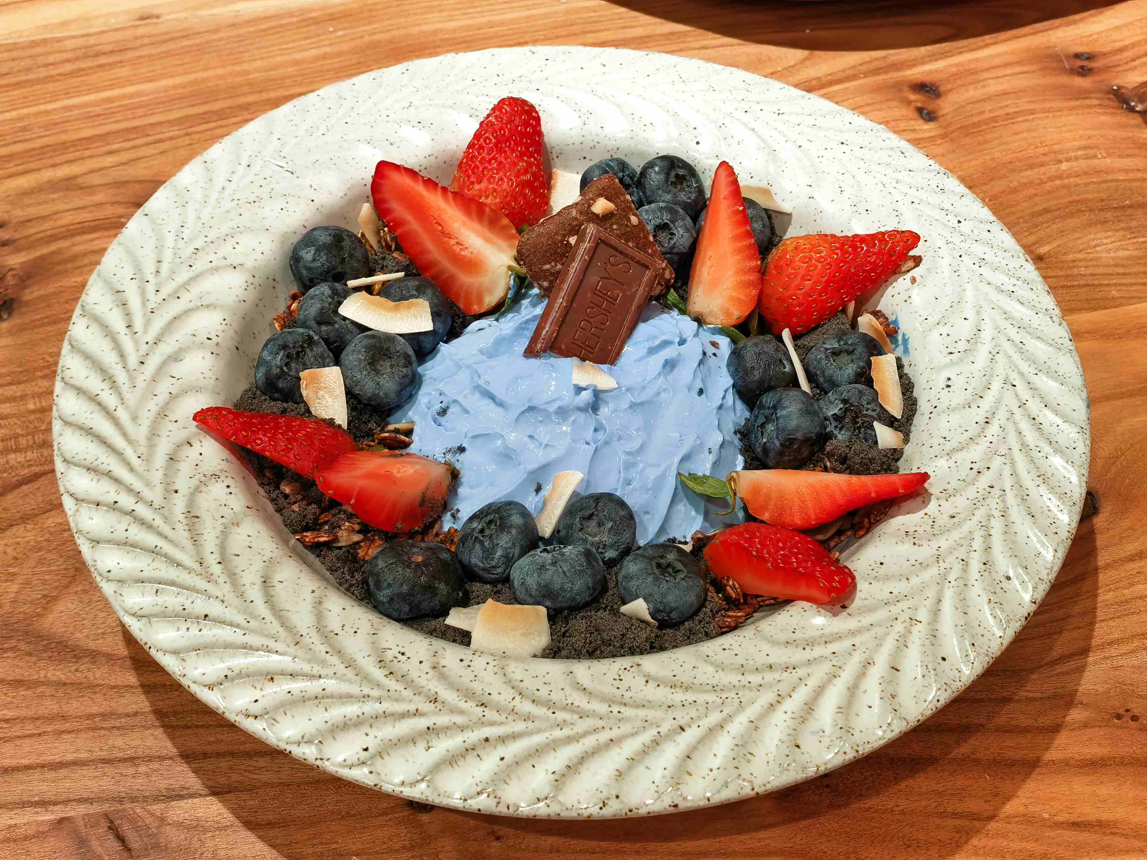 蓝藻冷萃酸奶碗（配料：冷萃酸奶，天然藻蓝蛋白，蓝莓，麦片）