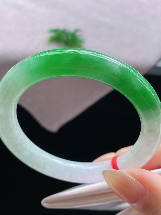 54圆条翡翠手镯 商品图1