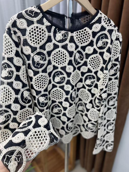 原单黑色圆领长假两件拼接镂空上衣 商品图2
