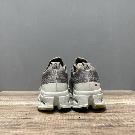 春季特惠💰340 On 昂跑 Cloudsurfer Max 舒适柔软减震透气轻便跑步鞋 商品图1