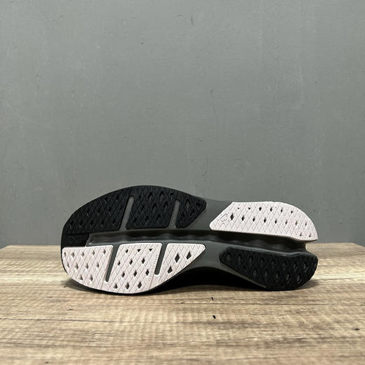 春季特惠💰340 On 昂跑 Cloudsurfer Max 舒适柔软减震透气轻便跑步鞋 商品图8