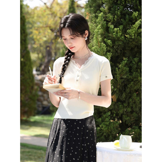 鹿向南「浅叙柔夏」纽扣V领针织短袖t恤夏季新款减龄修身上衣女 商品图1
